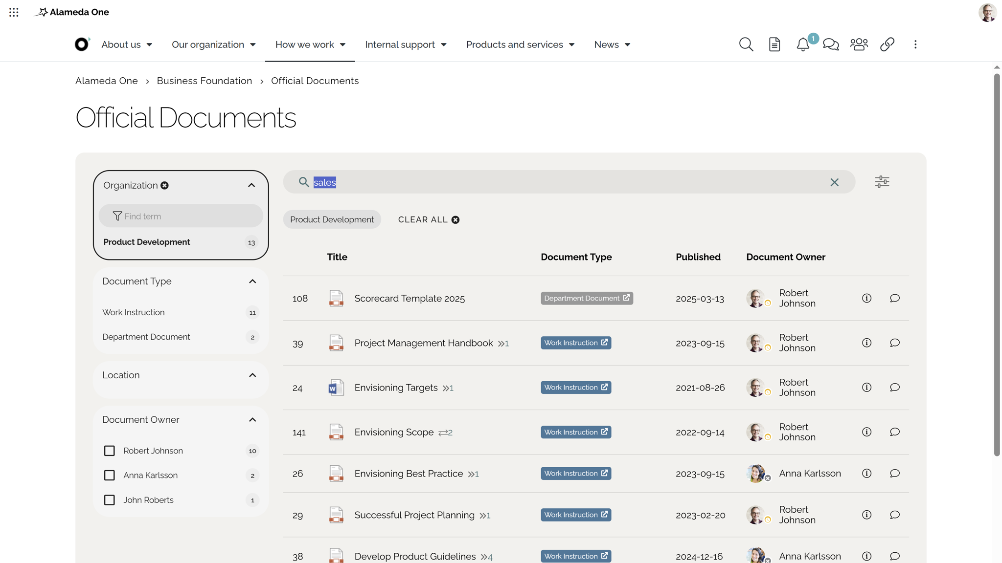 Employee using intranet search to support daily work